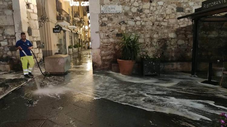 🧹 Anche questa settimana sono proseguiti gli interventi di lavaggio strade e scerbatura in diverse zone della città, fr...