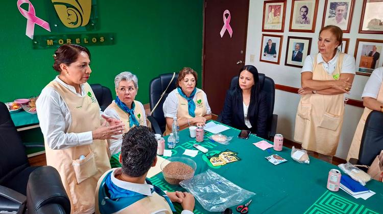 El IMSS Morelos regala prótesis artesanales de mama a mujeres sobrevivientes de cáncer