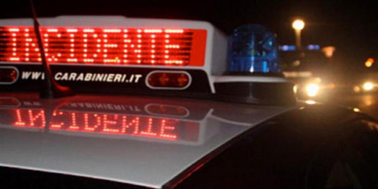 Perde il controllo dell'auto e si schianta contro una vettura posteggiata: muore a 25 anni