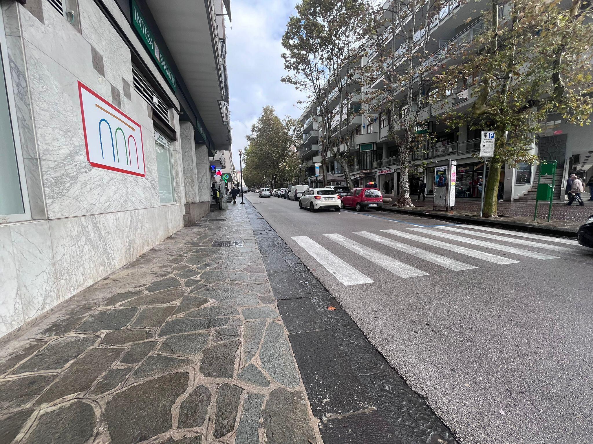 Eboli, anziana colpita alle spalle con una pietra: indignazione e solidarietà sui social