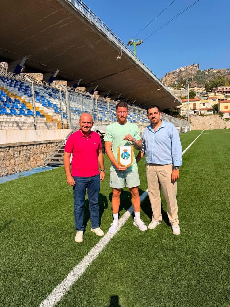 ⚽️ Ross Barkley si allena a Taormina Tre giorni di allenamenti speciali allo stadio Valerio Bacicalupo per Ross Barkley,...