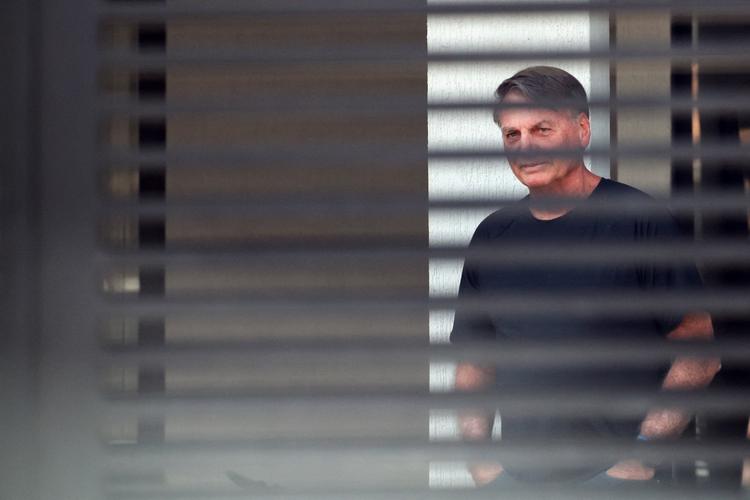 Moraes mantém prisão domiciliar de Bolsonaro e suspende visitas com finalidade 'político-eleitoral' até fim das Eleições 2026