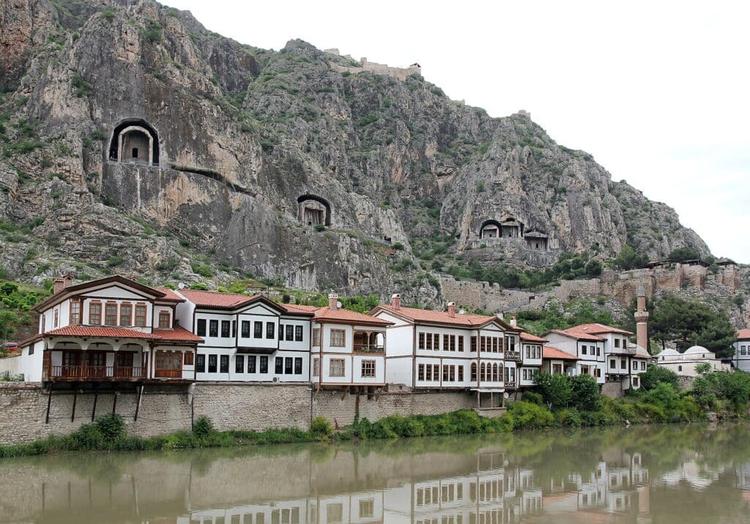 The Hellenistic Kingdom of Pontus Favored Fortresses Over Public Squares and Council Buildings