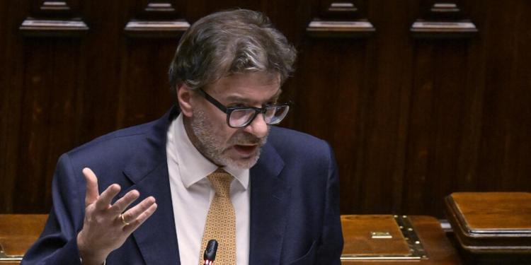 Giorgetti svela la manovra 2027: più soldi in busta paga, stipendi ai giovani, flat tax a 100 mila euro e pensioni a 64 anni