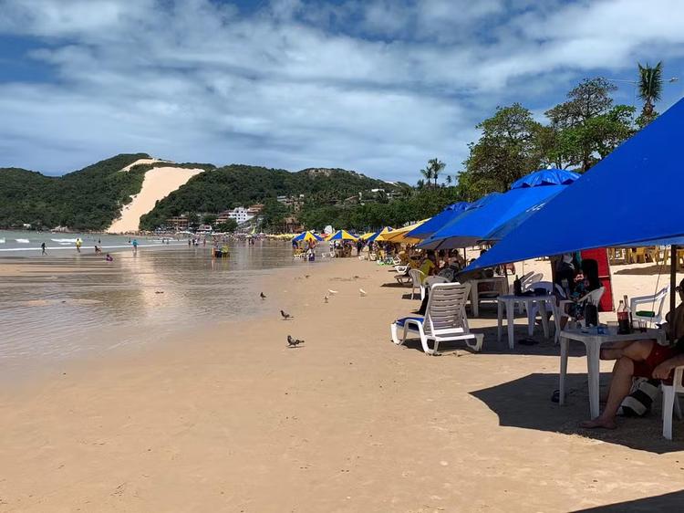 Ambulantes e barraqueiros de praia ficam obrigados a portar apitos para sinalizar afogamentos em Natal
