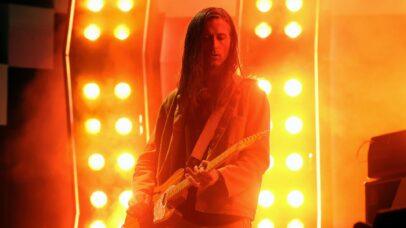 Guitarrista dos The Strokes, Nick Valensi, faz ‘pausa temporária’ da turnê Reality Awaits