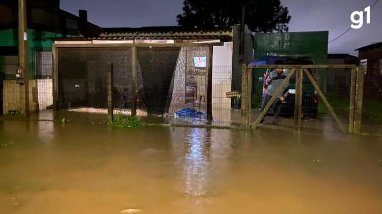 Chuva supera volume médio do mês inteiro em 24h, derruba postes e bloqueia estradas em Santa Vitória do Palmar