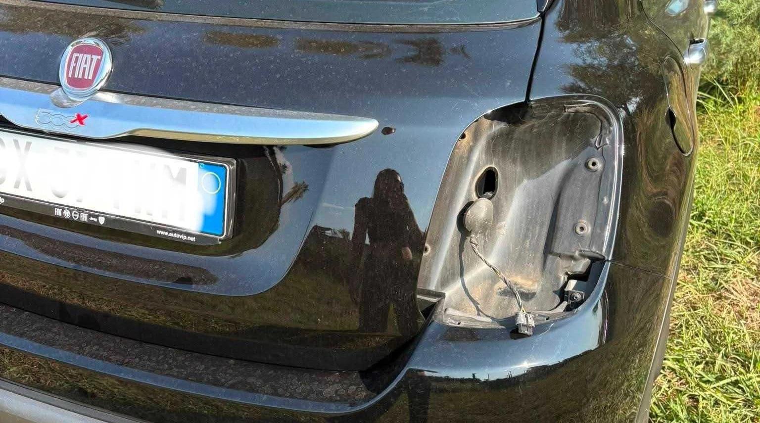 Battipaglia, va al mare e le smontano il fanale dell’auto: lo sfogo social di una bagnante
