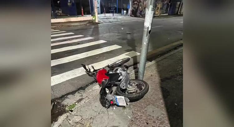 Motociclista avança sinal vermelho, bate em ônibus e garupa morre em Jundiaí