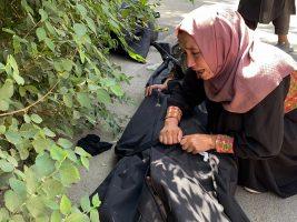 Afghanistan. La vita delle donne sotto il controllo talebano: “Abbiamo paura ma non vogliamo che la libertà sia un regalo”