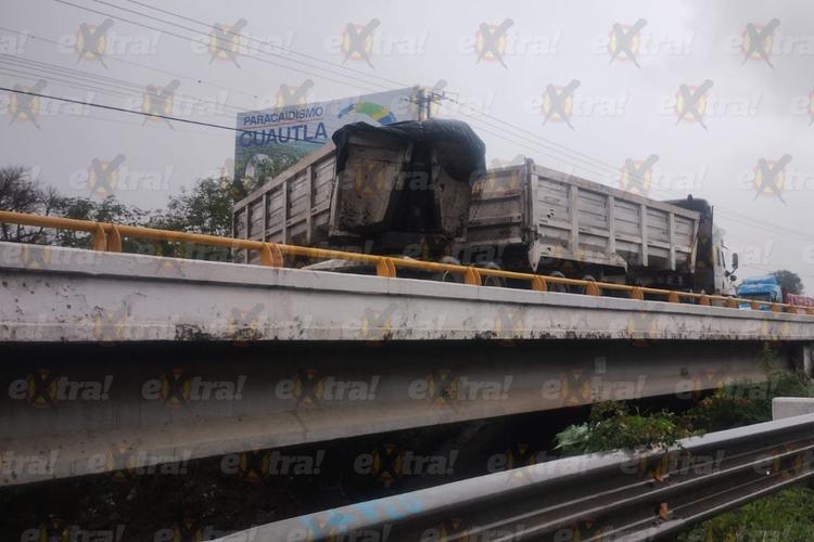 Choque de tráiler paraliza el Libramiento Oriente de Cuautla; la causa, el pavimento mojado