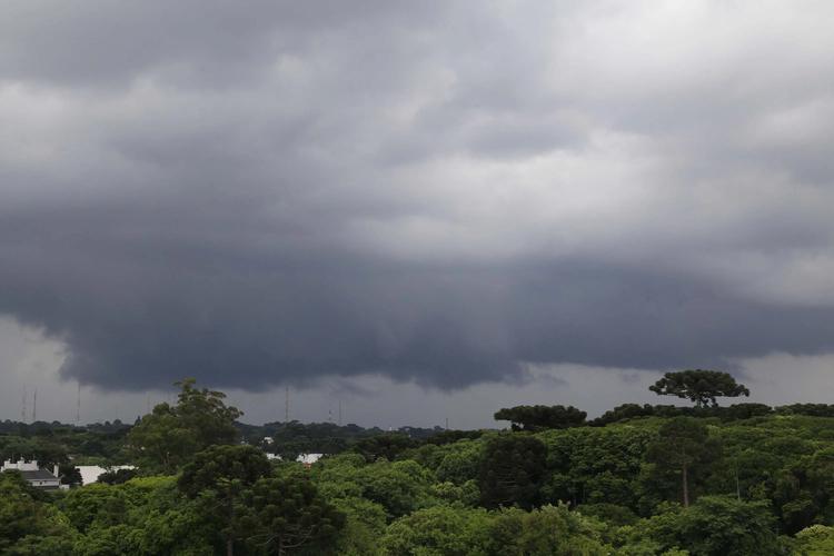 Formação de ciclone deixa Paraná sob novos alertas de tempestades e chuvas intensas; veja previsão do tempo