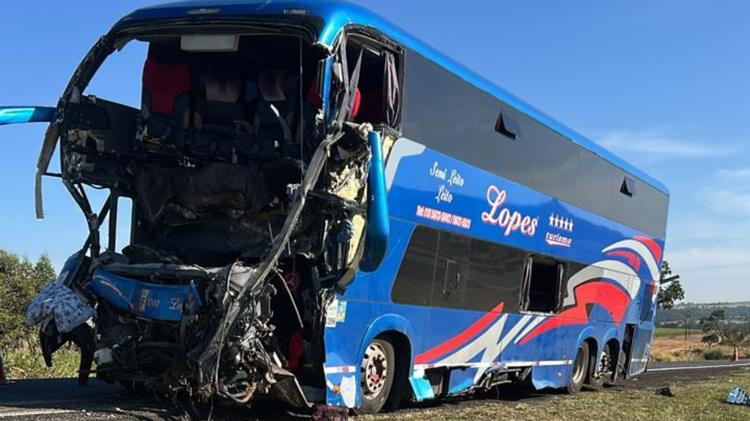Sete passageiros que sobreviveram ao acidente com ônibus de igreja seguem internados em Uberaba