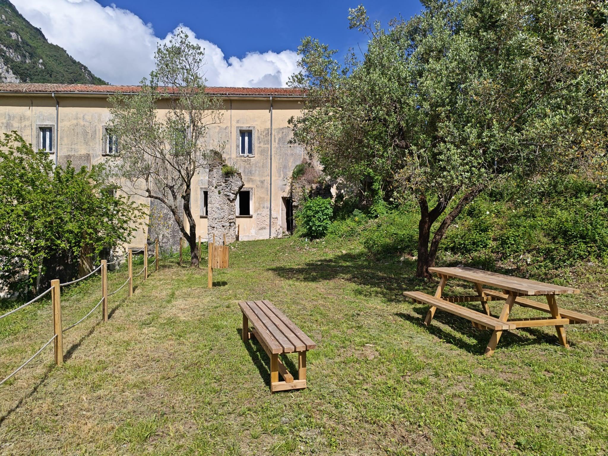 Campagna, furto al Complesso di San Bartolomeo: rubati arredi e luci nel giardino del museo