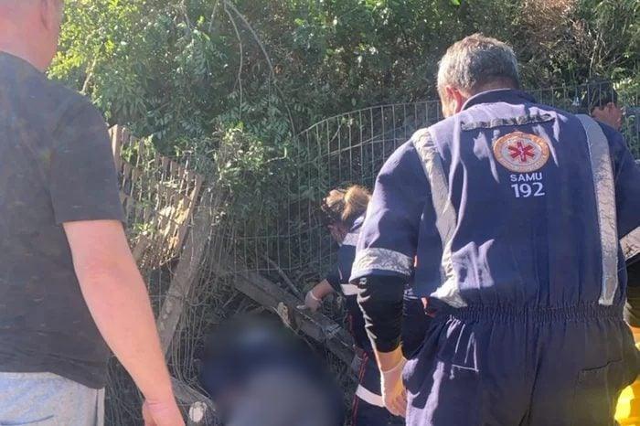 Motociclista é resgatado após ficar com a cabeça presa em cerca, em Nova Petrópolis