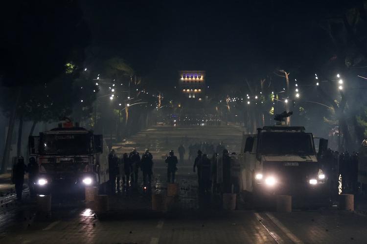 Protestos na Itália e Albânia seguem por mais um dia com confronto com a polícia