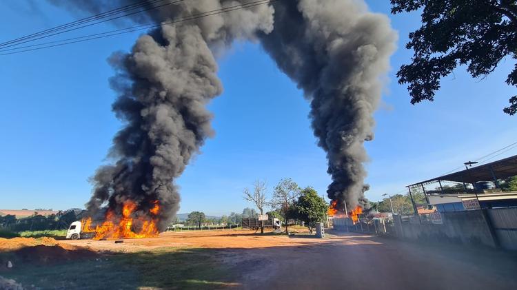 Incêndio atinge caminhões de empresa de transportes em Jarinu