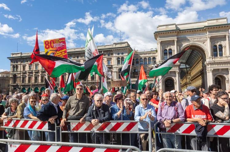 "Sventolino le bandiere della Palestina". Così l'estrema sinistra vuole eliminare l'Italia dal corteo del 25 aprile