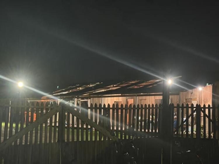 Ventos de 65km destelham casas, derrubam árvore e bloqueiam rua em Rio Branco; ninguém se feriu