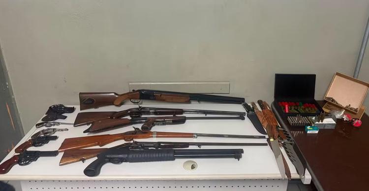 Homem de 68 anos tenta desviar de polícia e é preso com 10 armas e munições restritas em Piracicaba