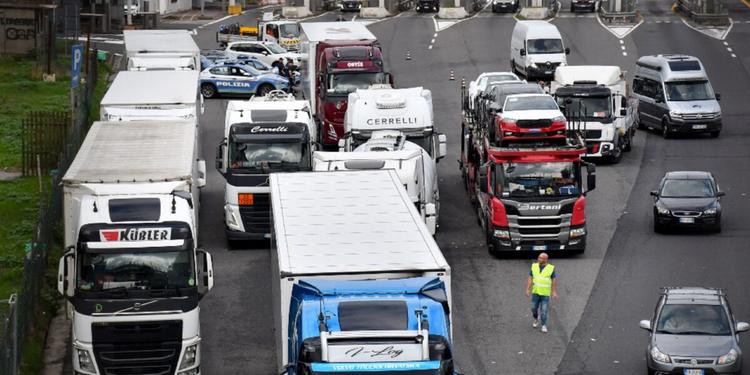 Fermo dei tir, in Sicilia danni fino a 50 milioni: prodotti freschi a rischio