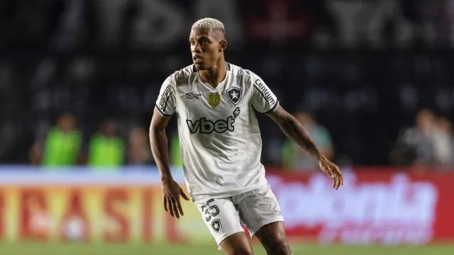 Danilo é afastado pelo Botafogo após ausência contra o Corinthians