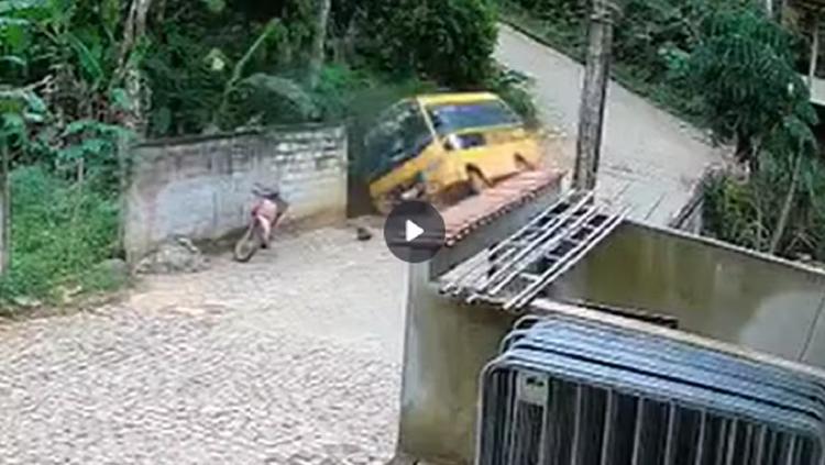 VÍDEO: Entenda como micro-ônibus escolar caiu de ré dentro de rio em MG