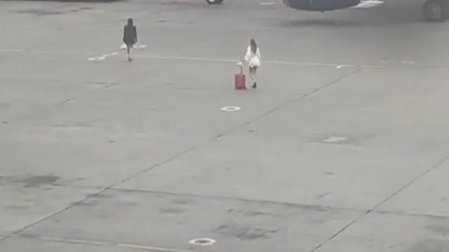 Duas mulheres invadem pista de aeroporto russo após perderem voo