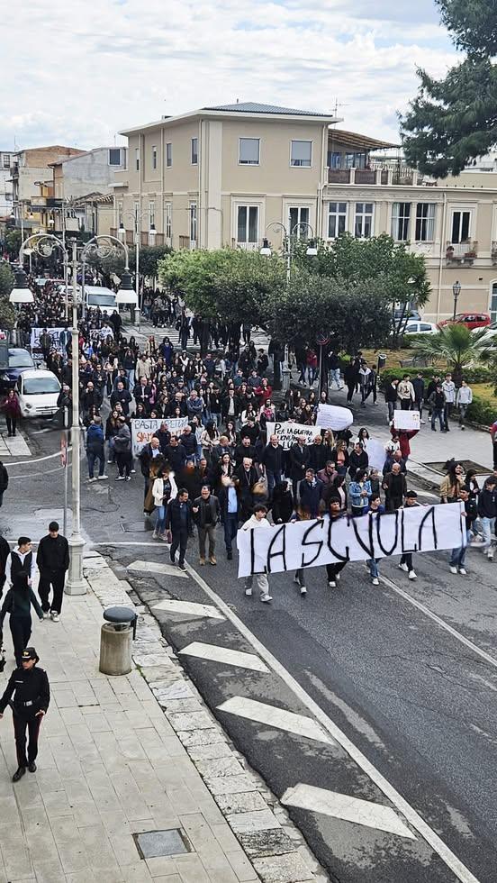 Questa mattina siamo stati al fianco della comunità scolastica del Liceo Classico "Ivo Oliveti" di Locri, che in gran nu...