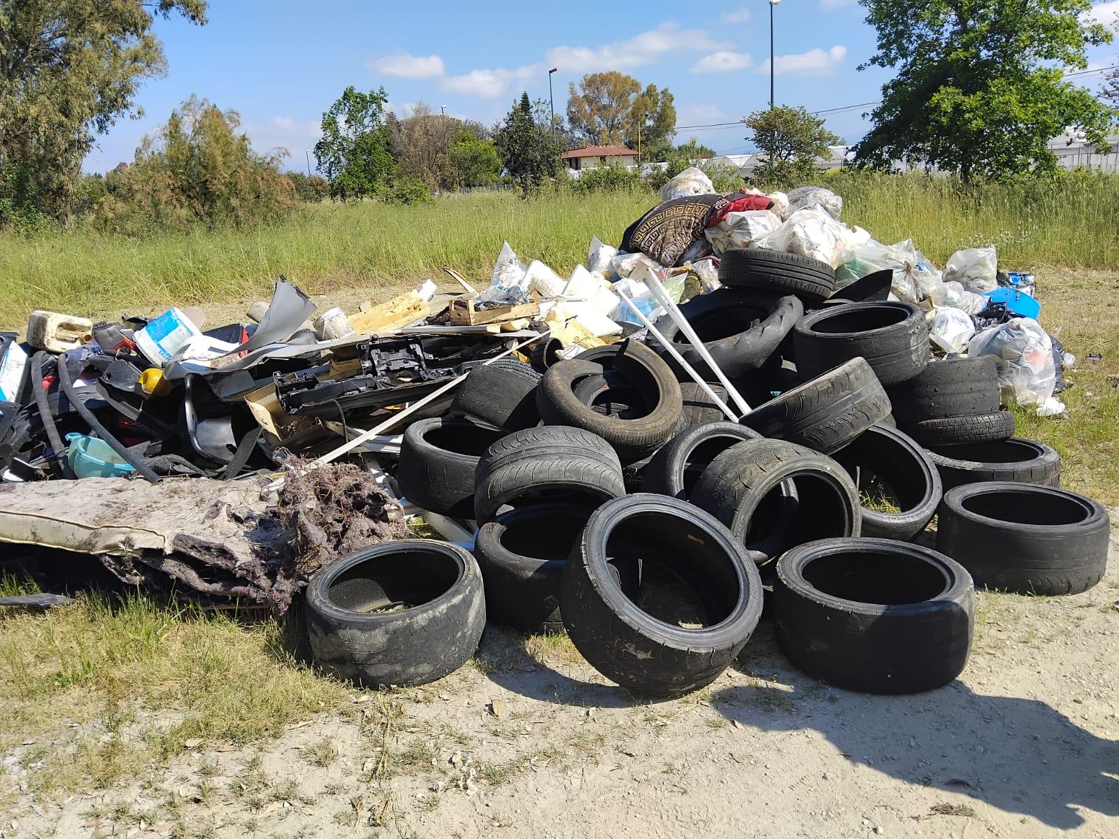 Emergenza rifiuti a Marina di Eboli: scoperta una discarica abusiva a Campolongo