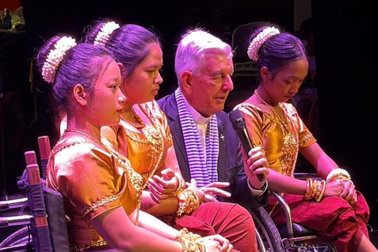 Kike Figaredo SJ trae la danza de Camboya en solidaridad con las víctimas de minas antipersona