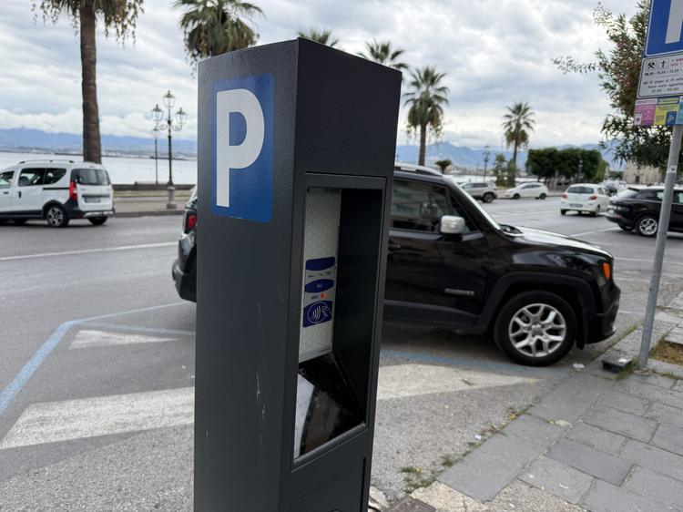 Milazzo, parcheggi a pagamento: arrivano agevolazioni per le minicar. Ma solo la mattina