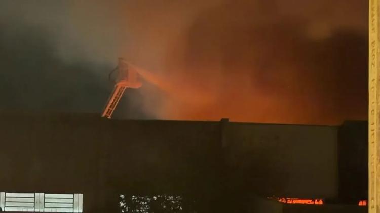 Incêndio de grandes proporções atinge indústria gráfica em Porto Alegre; cão preso no prédio é salvo