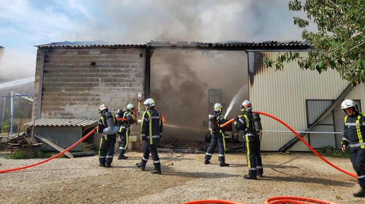 BELLEGARDE Incendie en cours dans un bâtiment agricole : 38 pompiers engagés