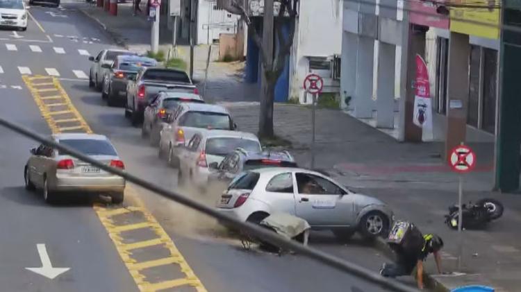 VÍDEO: Homem tenta fugir com carro furtado, atinge cinco veículos, derruba motoqueiro e acaba preso no RS