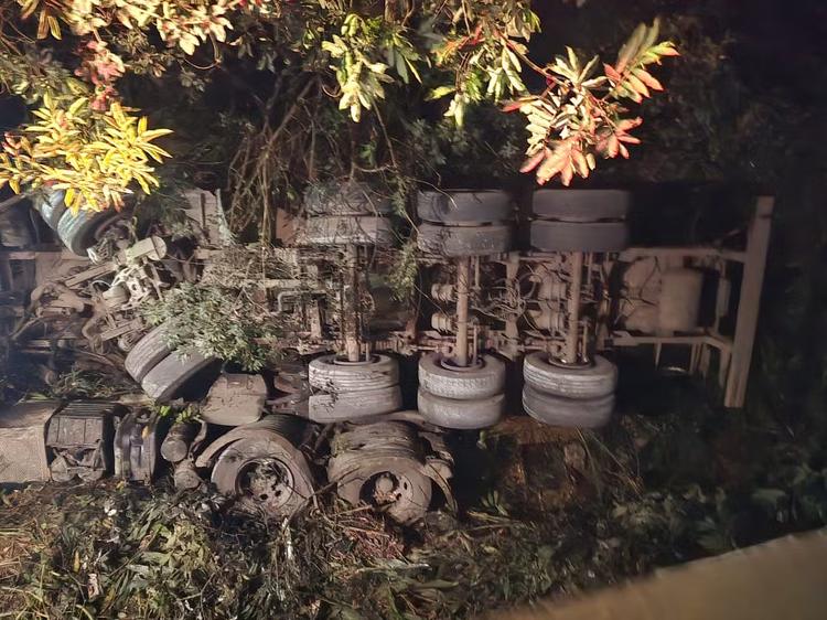 Carreta cai de ponte após batida com bitrem e guincho na BR-265