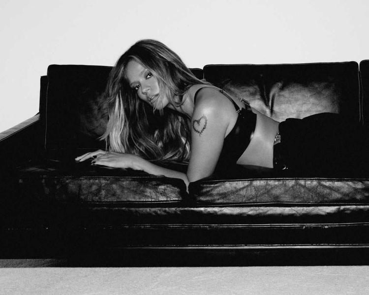 KAROL G recebe Bruno Mars em show esgotado e grava videoclipe de 