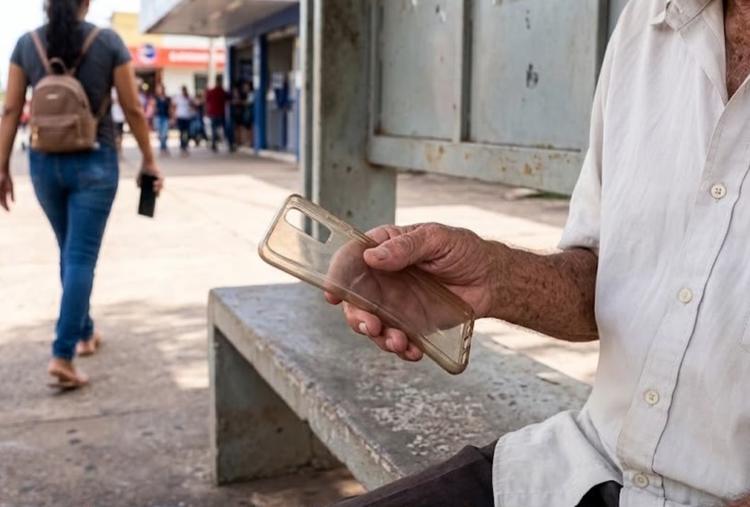 Mulher é alvo da polícia por pedir celular emprestado de idoso para fazer ligação e devolver só a capa