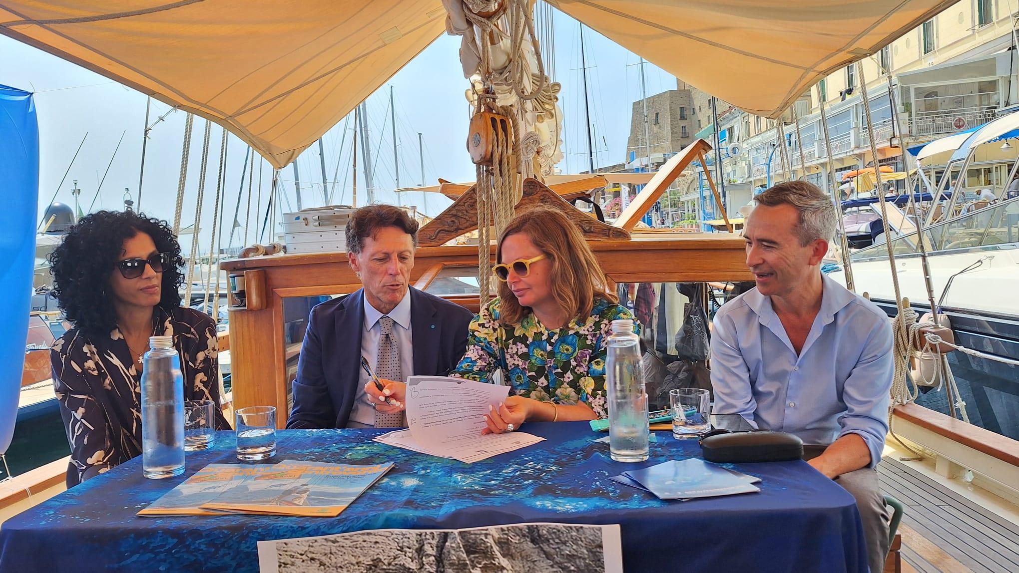 Abusivismo edilizio in Campania: firmato a bordo di Goletta Verde il protocollo d’intesa tra Regione e Legambiente