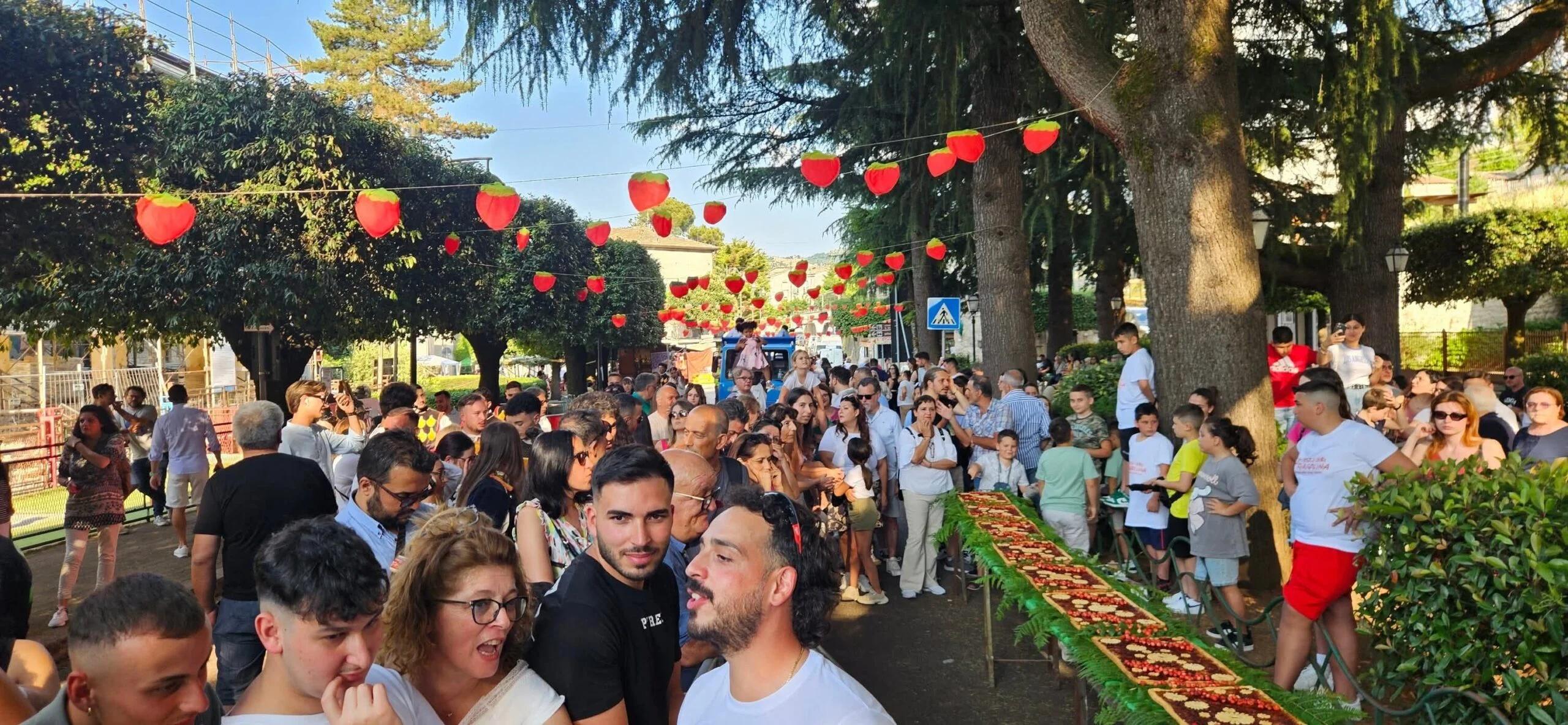 Petina celebra la Festa della fragolina 2026 e diventa Città del folklore