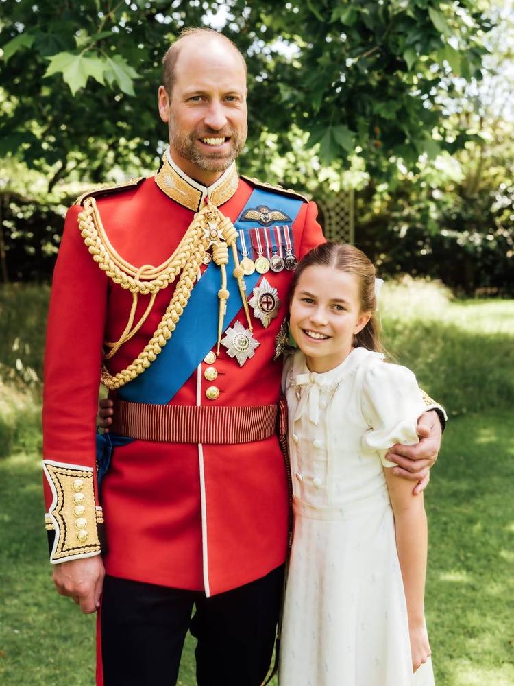 Il principe William compie 44 anni: sui social la foto da solo con Charlotte