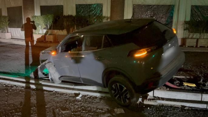 بالصور.. اصطدام سيارة بعمود كهربائي وفرار ركابها بمراكش