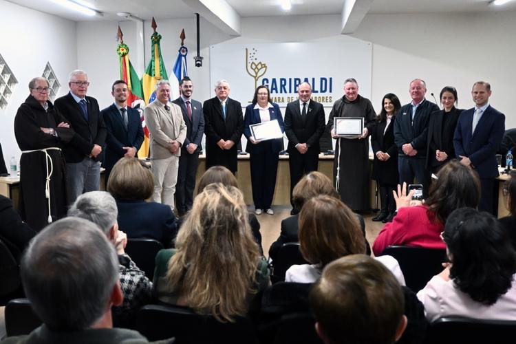 Câmara de Garibaldi entrega Menções Honrosas à Liga de Combate ao Câncer e à Ordem dos Frades Menores Capuchinhos