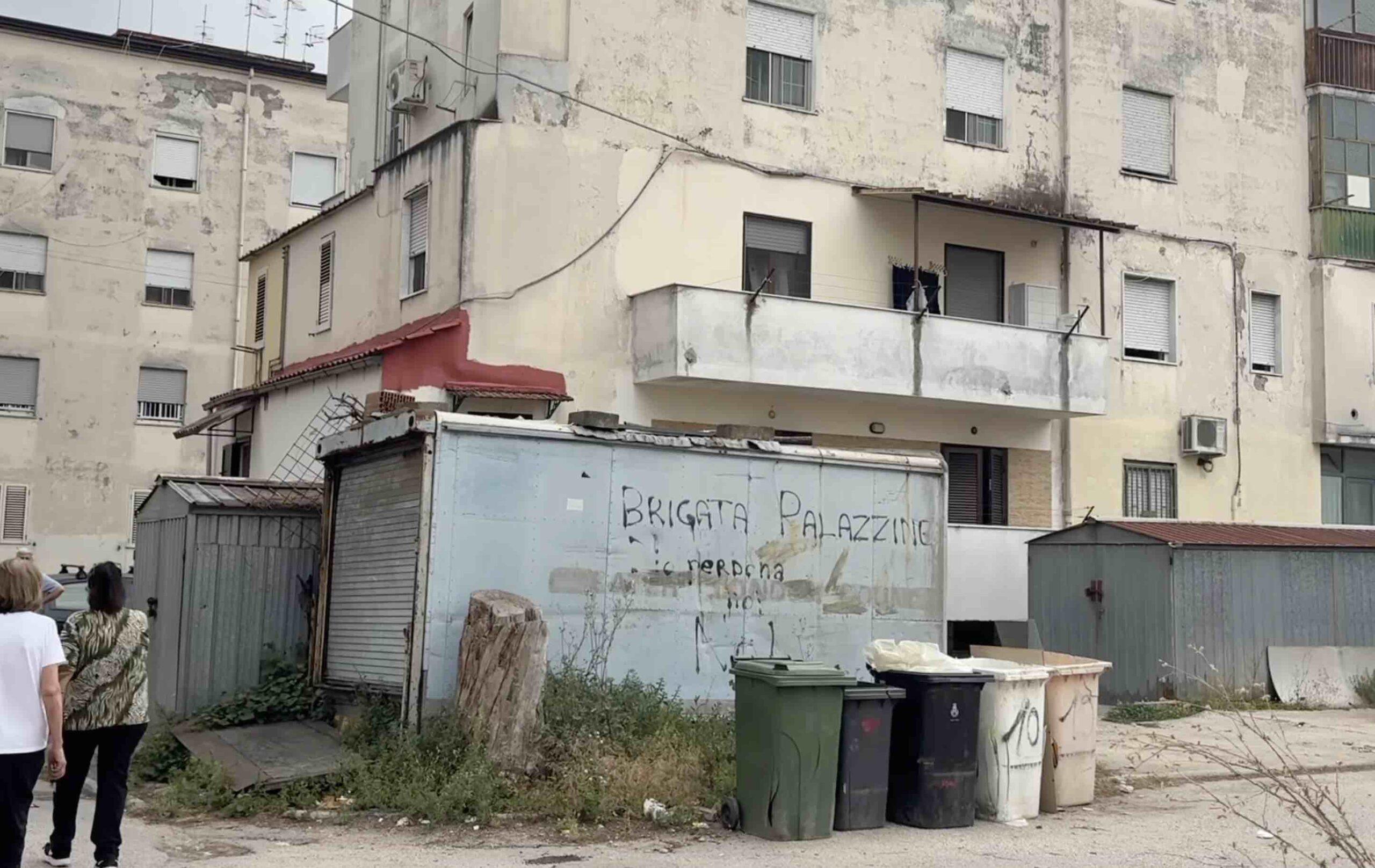 Aversa, palazzine Unrra Casas nel degrado. I residenti: “Qui è come stare in carcere”