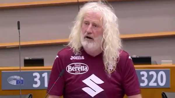 Com camisa do Torino, deputado irlandês xinga a Juventus no Parlamento Europeu: "Merda"