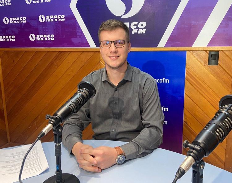 Médico farroupilhense Mateus Perini aborda alergias, diagnósticos e tratamentos durante Spaço Livre