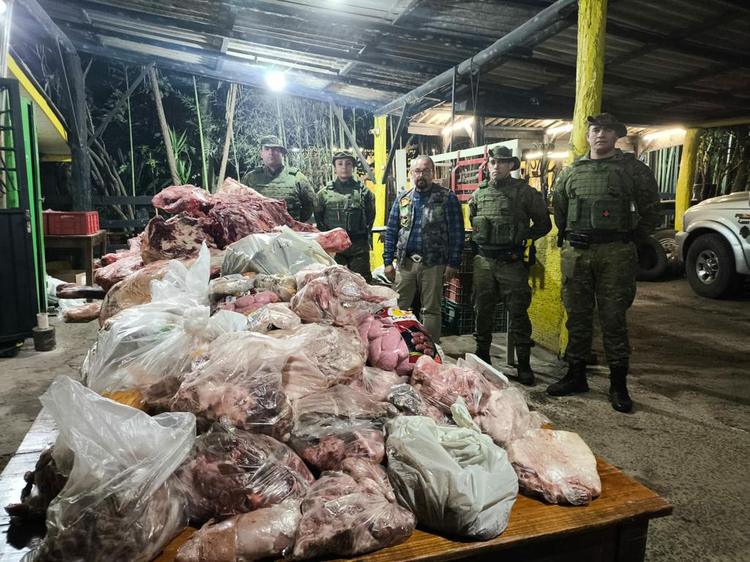 Força tarefa apreende cinco toneladas de alimentos impróprios e dono de mercado é preso, em Ijuí