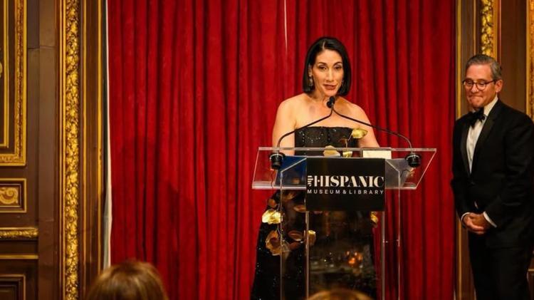 Raquel Arbaje recibe reconocimiento internacional en honor al legado de Óscar de la Renta