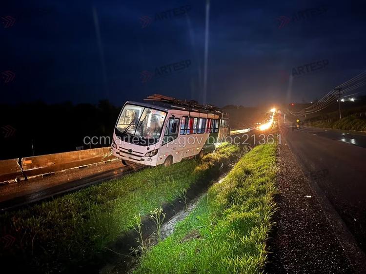 Micro-ônibus bate em canaleta e interdita a SP-127 em Itapetininga