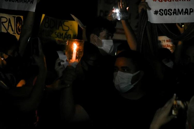 Protesto à luz de velas em Macapá durante o apagão: blecaute de 22 dias no Amapá em 2020 expôs falhas do sistema elétrico e ainda hoje traumatiza a população (Rudja Santos / Amazônia Real - 06/11/2020)